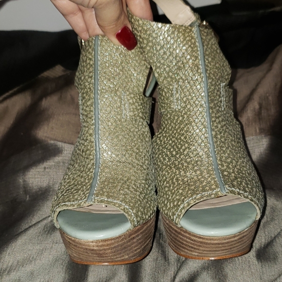 Guess
Ofira Platform Heels - Picture 5 of 8